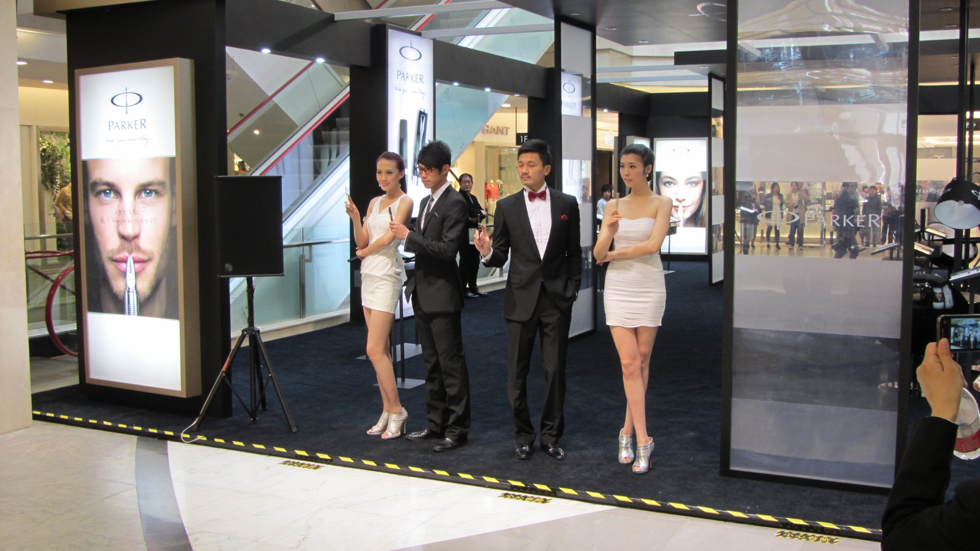 Die ganzen Amateure mit ihren Lamy-Füllern können einpacken!
So werden nämlich in Peking Füller angeprisen... Mit Musik und Models.